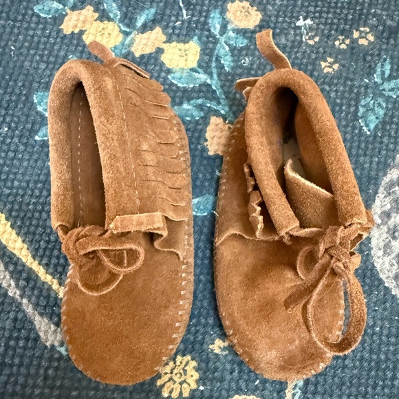 Minnetonka Infant Fringe Booties, size 4 - Picture 3 of 4